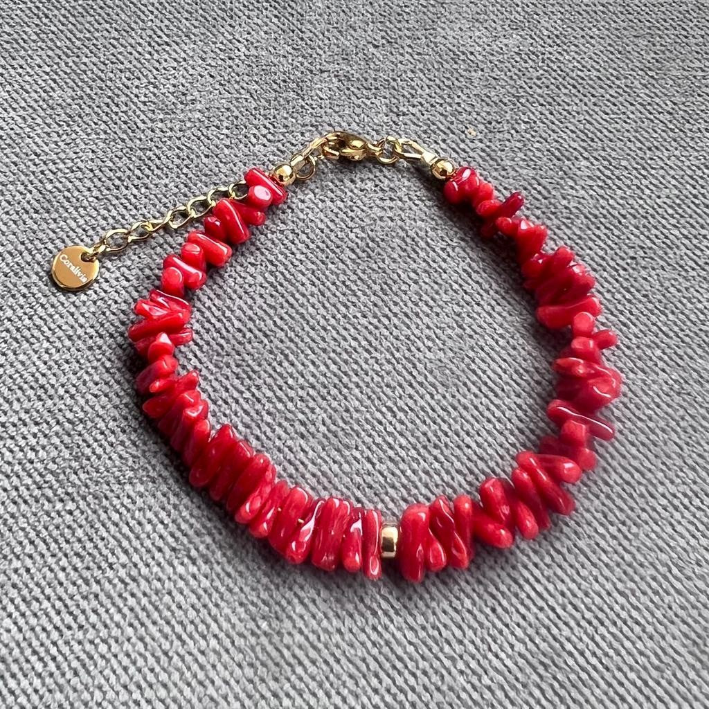 Bracelet en chips de Corail rouge de Méditerranée avec rondelle en gold filled.Le Corail protège, porte bonheur et éloigne le mauvais œil.Dimensions :&nbsp;Le bracelet est réglable de 15 cm à 18 cm grâce à une chaine d'extension.