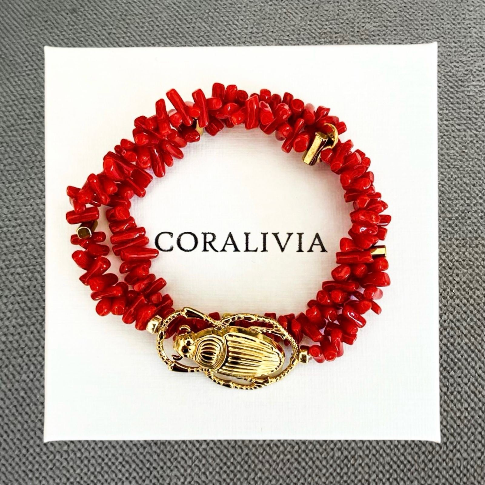 Bracelet élastique double tour en perles en chip de Corail rouge de Méditerranée avec son scarabée en acier inoxydable.Le Corail protège, porte bonheur.