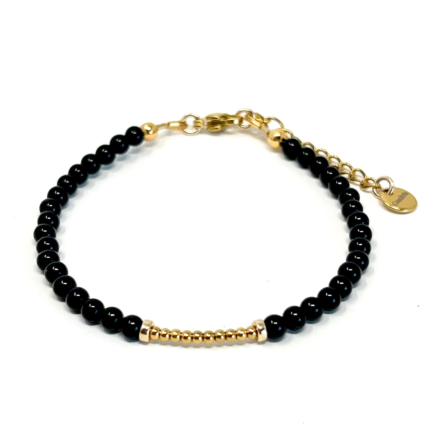 Bracelet Levana – Élégance et Confiance en Onyx Noir.
Le Bracelet Levana associe l’intensité de l’Onyx noir à l’éclat subtil des perles facettées plaquées or 24 carats pour un bijou à la fois raffiné et moderne.