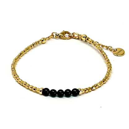 Bracelet Elia – Raffinement et Force en Onyx Noir.
Le Bracelet Elia mêle l’élégance des perles facettées plaquées or 24 carats à la profondeur de l’Onyx noir, créant un bijou à la fois raffiné et intemporel.