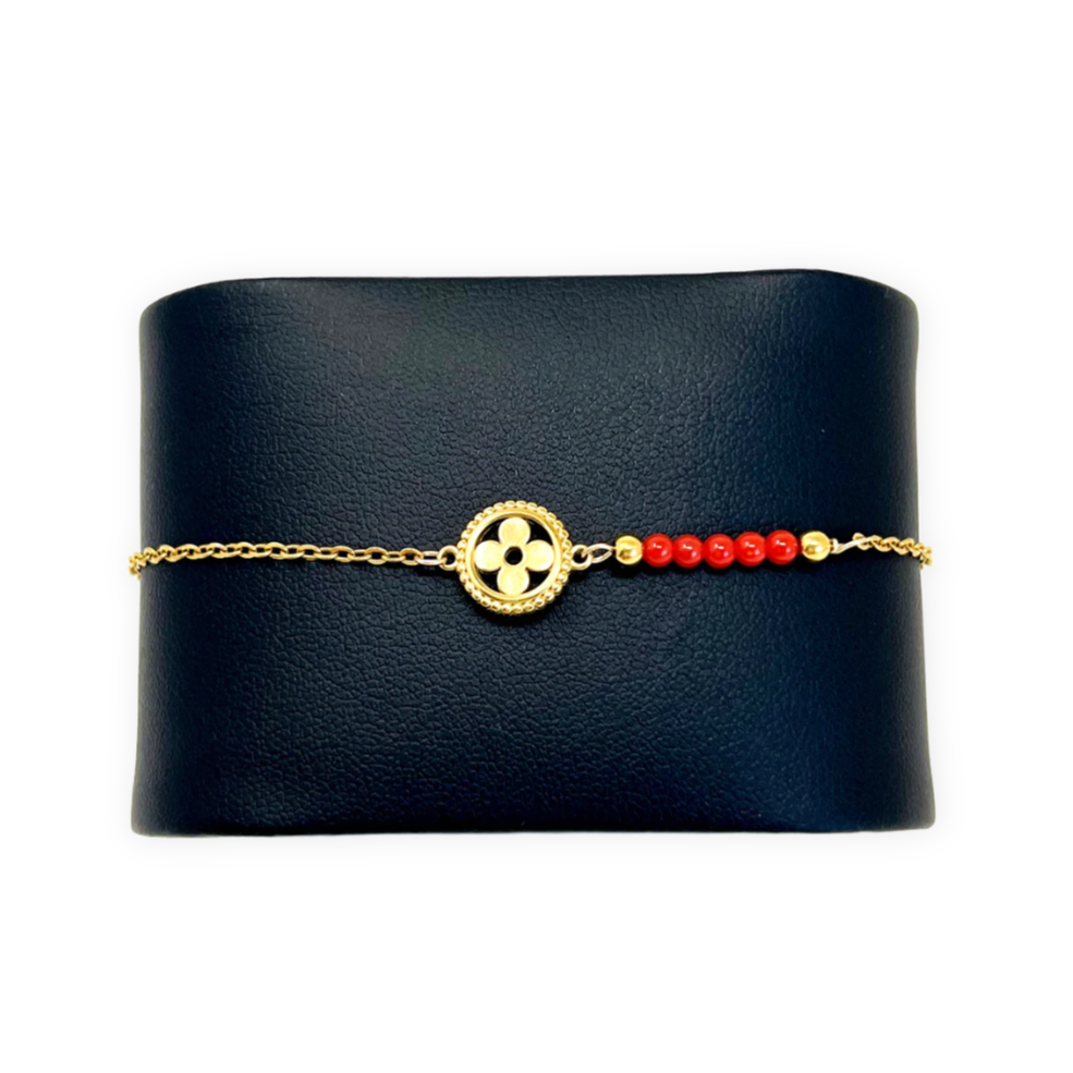 Bracelet enfant doré fait main avec trèfle à quatre feuilles et perles de Corail rouge de Méditerranée