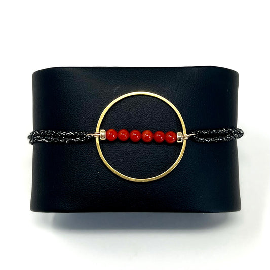 Bracelet femme Chloé sur cordon noir avec cercle doré en acier inoxydable et perles de Corail rouge de Méditerranée
