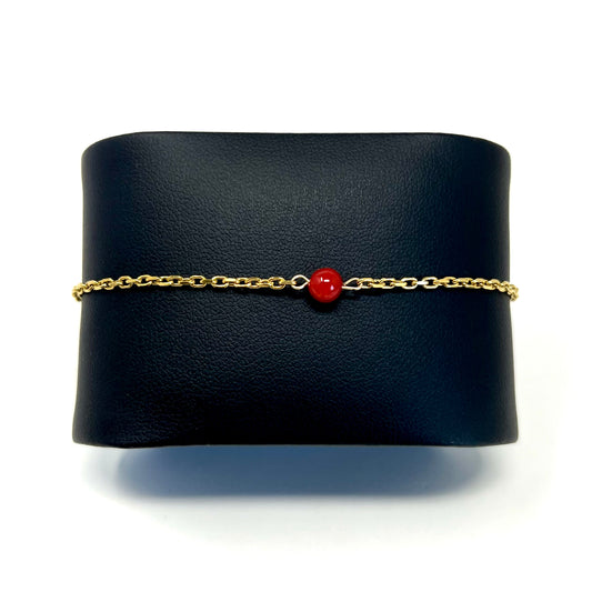 Bracelet femme Simona en chaîne dorée avec perle de Corail rouge de Méditerranée, confectionné à la main en Corse