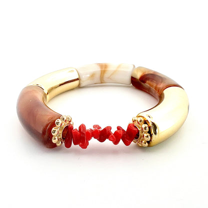 Le bracelet Goa beige et or, fait main, associe l’élégance de l’acrylique a finesse des rondelles dorées à l’or fin et la symbolique du Corail rouge de Méditerranée, connu pour ses vertus protectrices et porte-bonheur