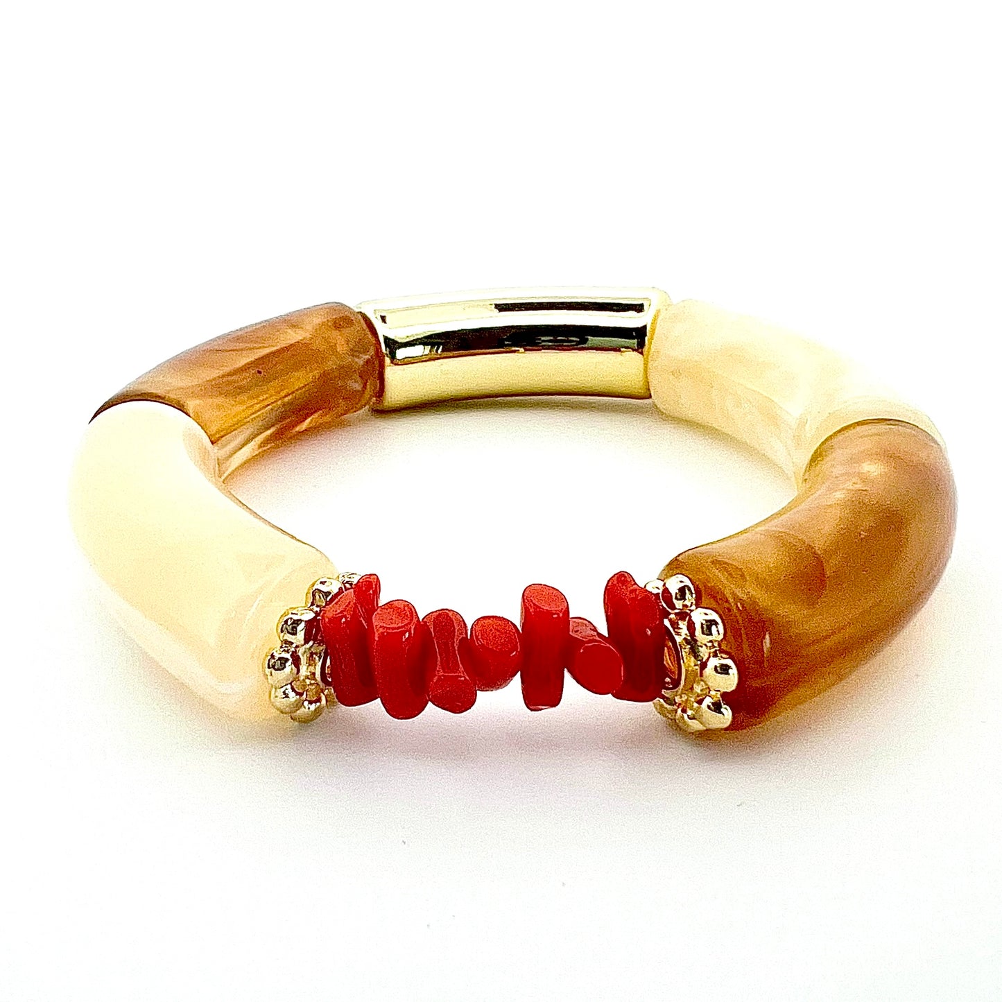 Le bracelet Goa beige, fait main, associe l’élégance de l’acrylique a finesse des rondelles dorées à l’or fin et la symbolique du Corail rouge de Méditerranée, connu pour ses vertus protectrices et porte-bonheur