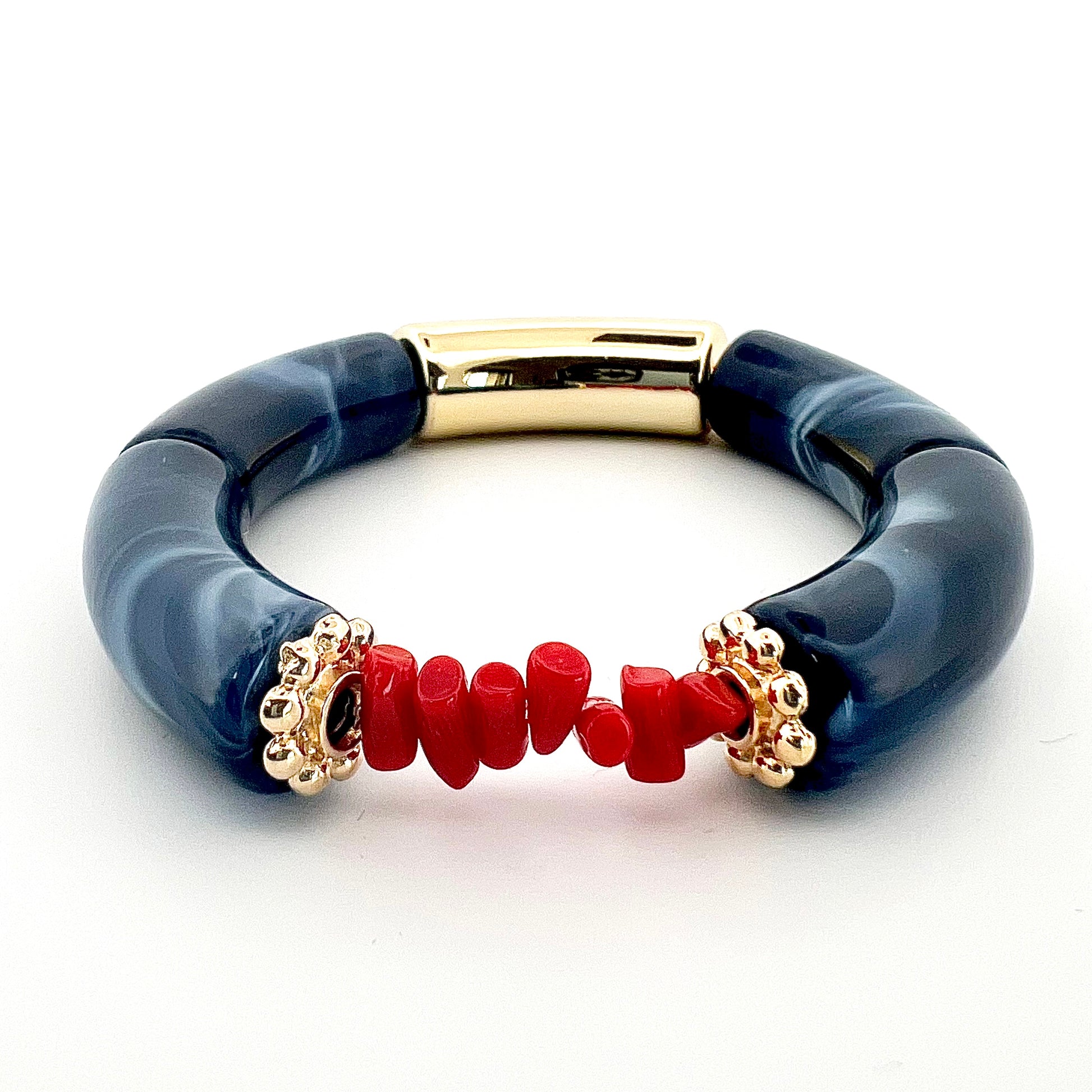 Le bracelet Goa bleu, fait main, associe l’élégance de l’acrylique a finesse des rondelles dorées à l’or fin et la symbolique du Corail rouge de Méditerranée, connu pour ses vertus protectrices et porte-bonheur