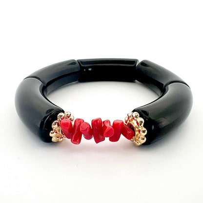 Le bracelet Goa noir, fait main, associe l’élégance de l’acrylique a finesse des rondelles dorées à l’or fin et la symbolique du Corail rouge de Méditerranée, connu pour ses vertus protectrices et porte-bonheur