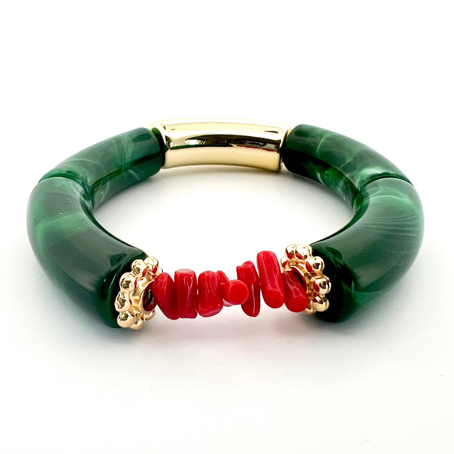 Le bracelet Goa vert, fait main, associe l’élégance de l’acrylique a finesse des rondelles dorées à l’or fin et la symbolique du Corail rouge de Méditerranée, connu pour ses vertus protectrices et porte-bonheur