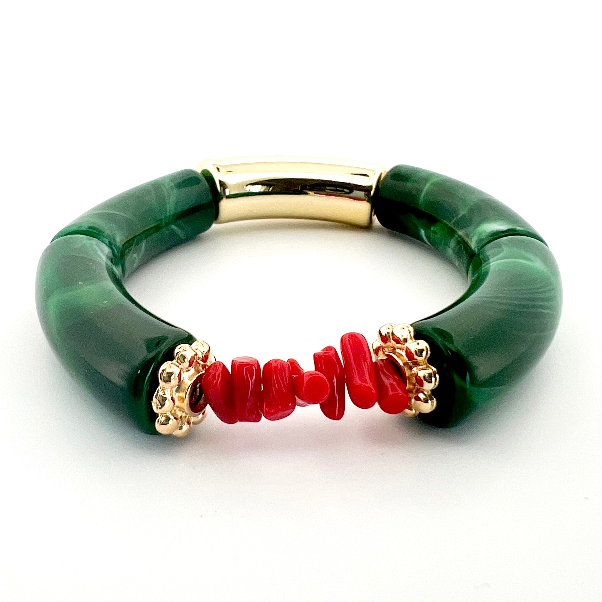 Le bracelet Goa vert, fait main, associe l’élégance de l’acrylique a finesse des rondelles dorées à l’or fin et la symbolique du Corail rouge de Méditerranée, connu pour ses vertus protectrices et porte-bonheur