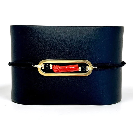Bracelet homme Livio fait main en Corse avec main en corail rouge de Méditerranée, perles d’Onyx noir, acier inoxydable doré et cordon noir ajustable