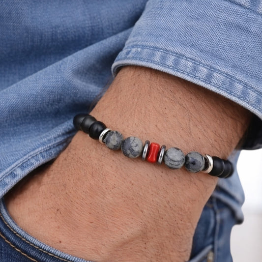 Bracelet homme OMU Coralivia fait main en Corse avec perles d’Aventurine gris vert, Onyx noir mat, corail rouge de Méditerranée, rondelles en acier inoxydable et montage élastique porté au poignet