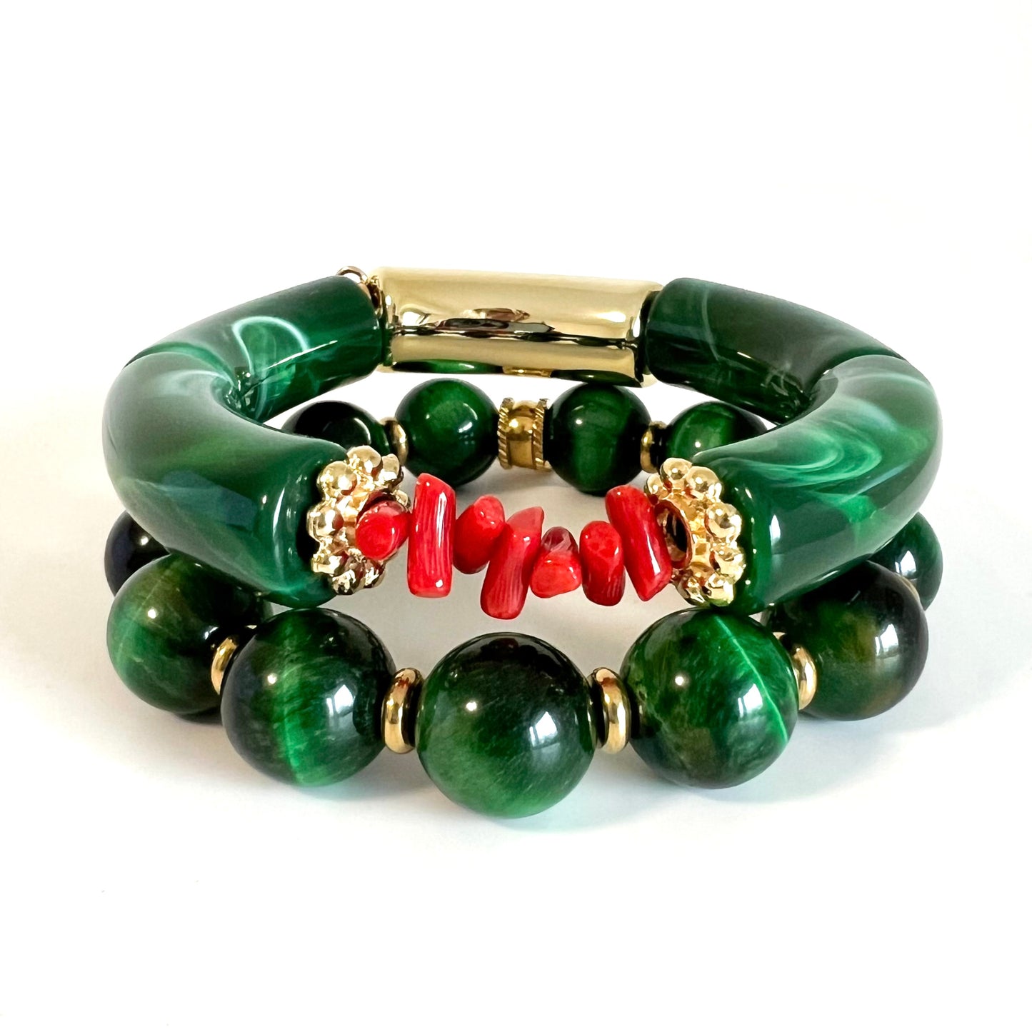 Le bracelet Hope allie élégance et énergie positive, composé de grosses perles d’Œil de Tigre vert, reconnue.
Le bracelet Goa fait main, associe l'élégance des rondelles dorées à l'or fin et du Corail rouge Méditerranée.