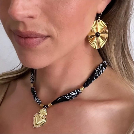 Démarquez vous avec notre collier en bandana noir et son pendentif cœur en acier inoxydable. A la fois tendance et moderne, ce bijou apporte du style à votre look.Dimensions :Réglable grâce à la chainette d'extension de 36cm à 42cm.