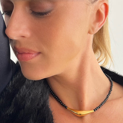 Sublimez votre style avec ce collier en perles d’onyx noir ou de malachite, sublimé par un élégant centre en acier inoxydable doré. Alliant élégance et durabilité, il apporte une touche moderne et raffinée à toutes vos tenues.