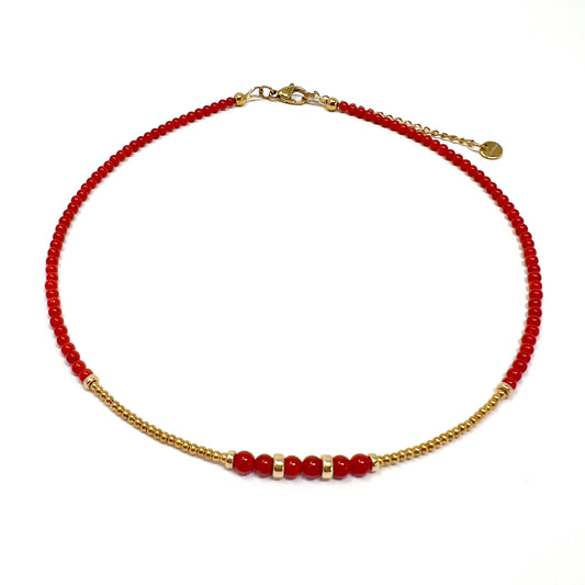 TAO Collier Corail – Élégance Artisanale et Protection.
Craquez pour le TAO Collier Corail, une pièce unique entièrement faite à la main, qui associe la richesse du Corail rouge de Méditerranée à la finesse des perles facettées plaquées or 24 carats.
