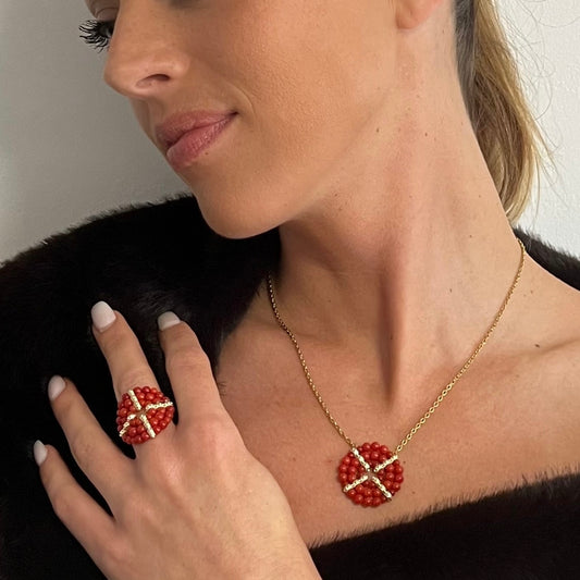 Collier femme Alba porté avec médaillon tissé à la main en perles de Corail rouge de Méditerranée et chaîne en acier inoxydable doré