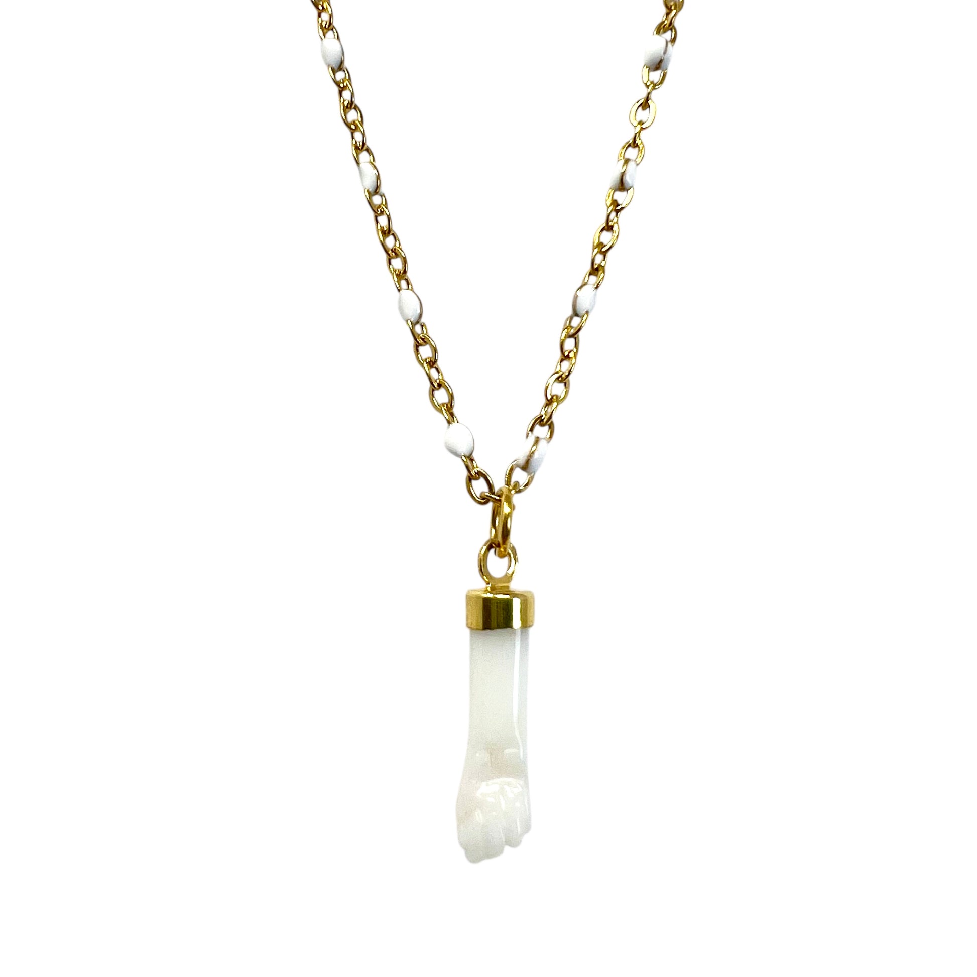 Collier femme Laora avec pendentif main en Corail blanc et chaîne dorée perlée de blanc