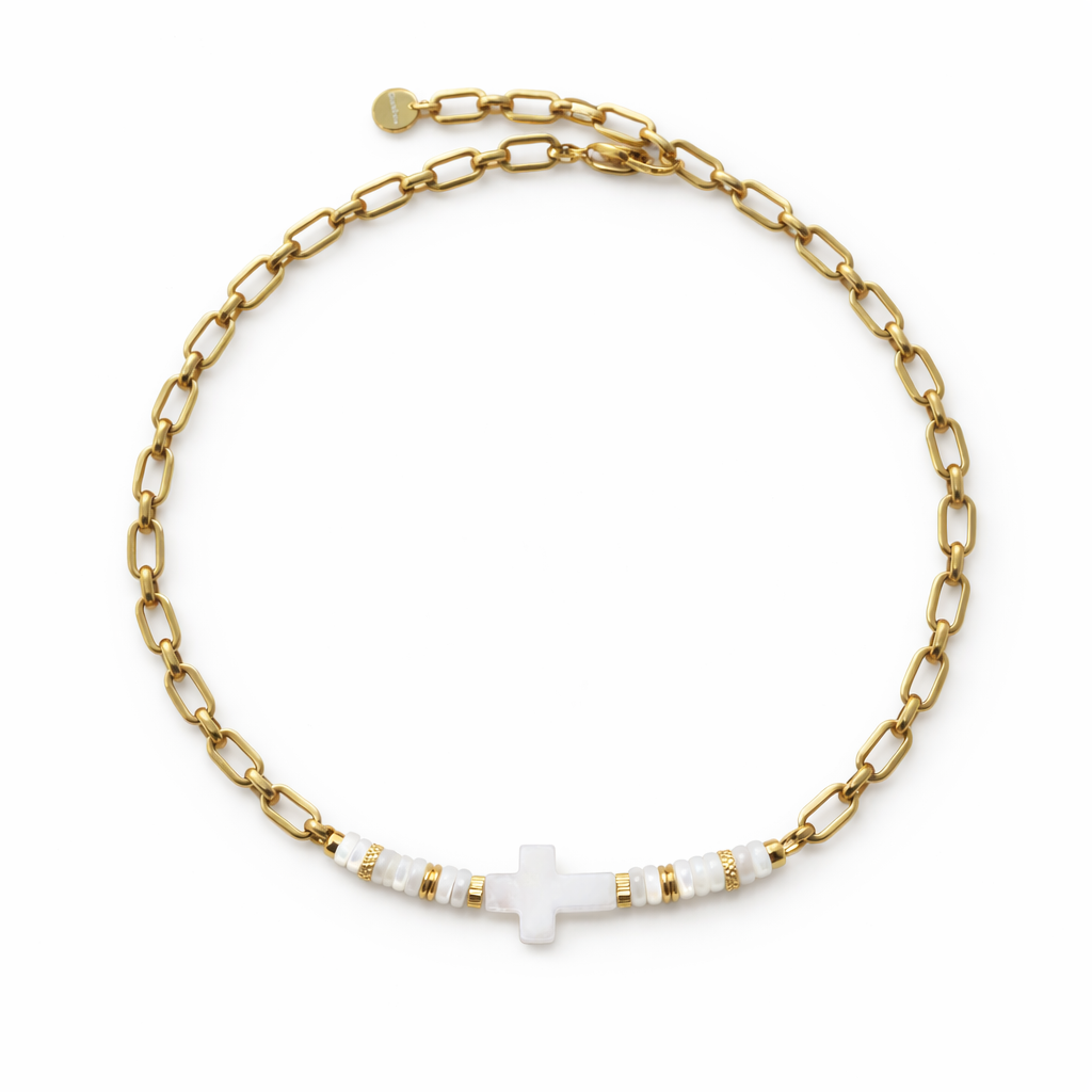 Collier femme Saveria porté avec croix en nacre, rondelles de nacre et rondelles dorées en acier inoxydable