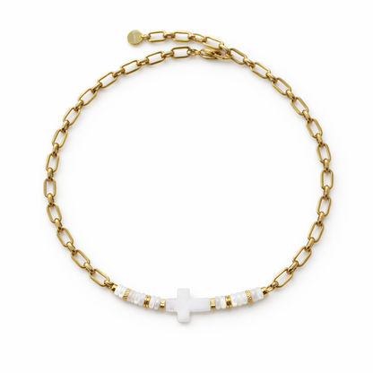 Collier femme Saveria porté avec croix en nacre, rondelles de nacre et rondelles dorées en acier inoxydable