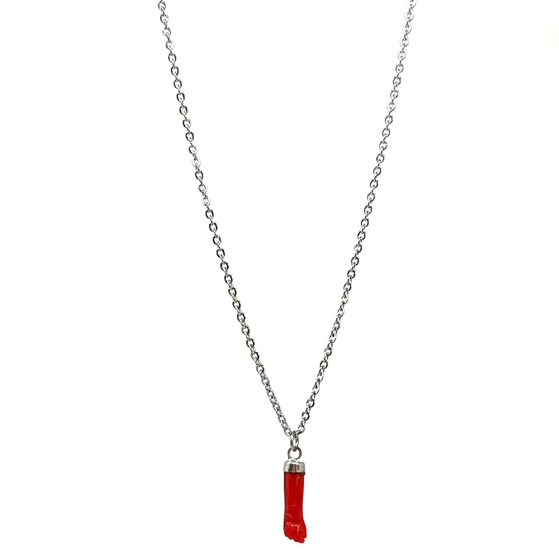 Collier homme Joseph en acier inoxydable argenté avec son pendentif poing en Corail rouge de Méditerranée, fait main en Corse