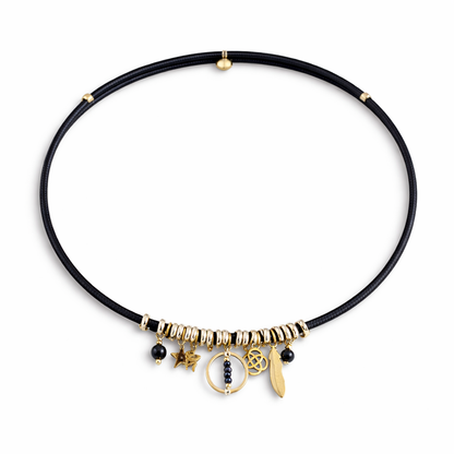 Collier Masha aimanté en cordon noir avec charms en acier inoxydable doré et perles d’Onyx noir