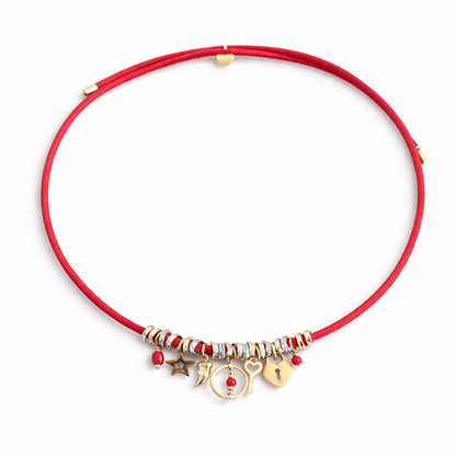 Collier Masha aimanté en cordon rouge avec charms en acier inoxydable doré et Corail rouge de Méditerranée
