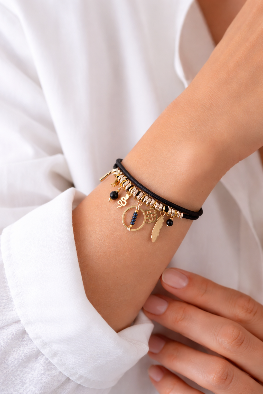 Collier Masha aimanté transformé en bracelet, avec charms en acier inoxydable doré et perles d’Onyx noir