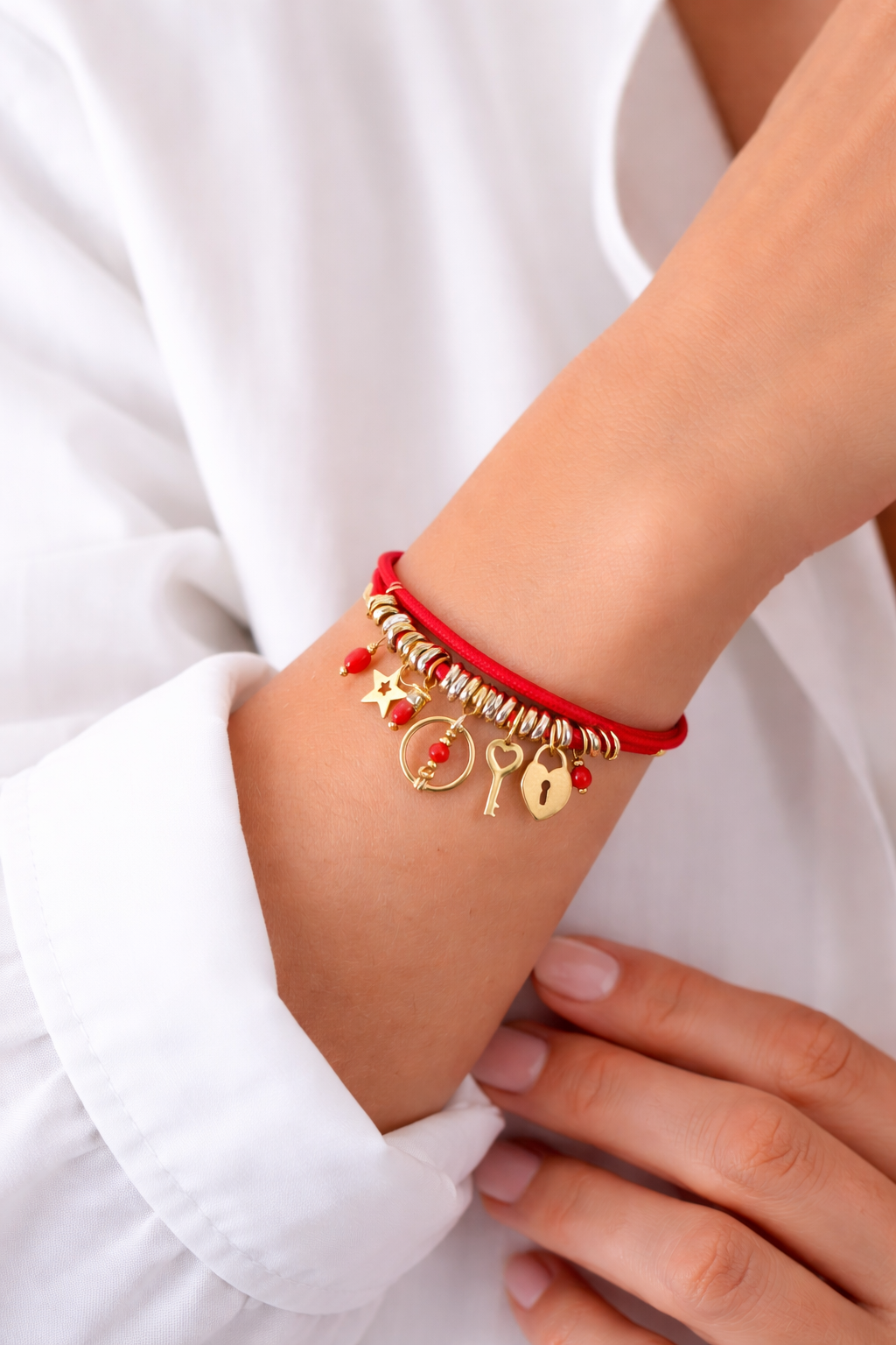 Collier Masha aimanté porté en bracelet avec cordon rouge, charms dorés et Corail rouge de Méditerranée