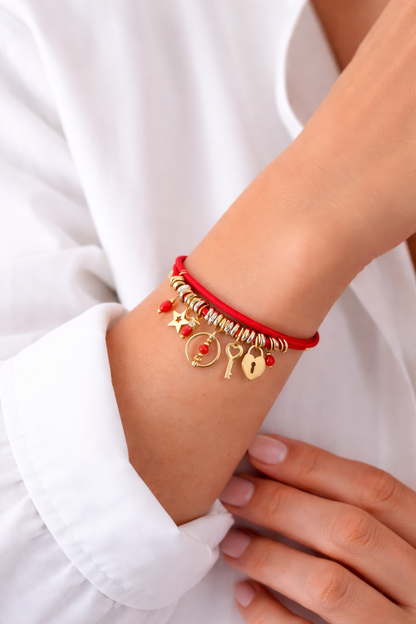 Collier Masha aimanté porté en bracelet avec cordon rouge, charms dorés et Corail rouge de Méditerranée