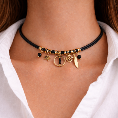 Collier Masha aimanté porté en cordon noir avec charms en acier inoxydable doré et perles d’Onyx noir