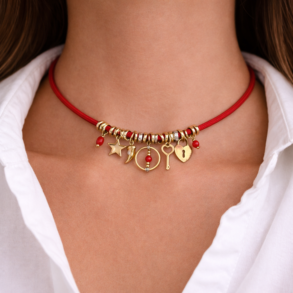 Collier Masha aimanté porté en cordon rouge avec charms en acier inoxydable doré et Corail rouge de Méditerranée