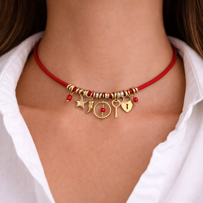 Collier Masha aimanté porté en cordon rouge avec charms en acier inoxydable doré et Corail rouge de Méditerranée