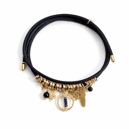 Collier Masha aimanté porté en bracelet avec charms en acier inoxydable doré et perles d’Onyx noir