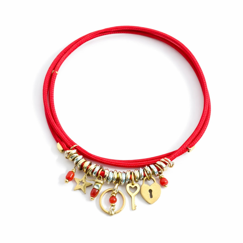 Collier Masha aimanté transformé en bracelet avec cordon rouge, charms dorés et Corail rouge de Méditerranée