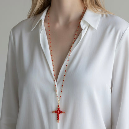 Collier Minnà porté en sautoir avec croix faite main en perles de Corail rouge de Méditerranée