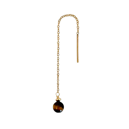 Mono boucle d’oreille femme Perla en acier inoxydable doré avec chaîne fine et perle d’Œil de Tigre, confectionnée en Corse